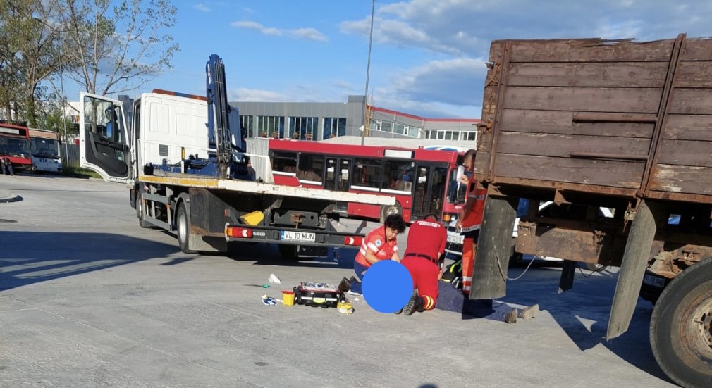 Un angajat a murit după ce a fost prins între o macara și un camion