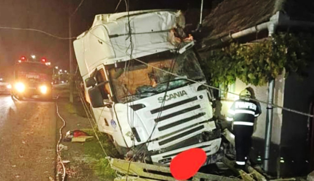 Șofer profesionist din Bistrița-Năsăud, rănit grav după ce a intrat cu autotrenul în două case