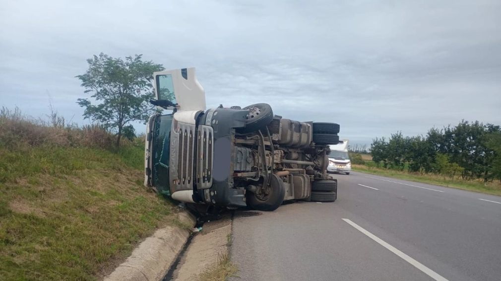 Un camion s-a răsturnat la Iași. Nu sunt victime