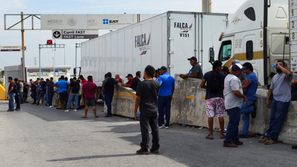 VIDEO Șoferii de camion din Mexic au blocat intrarea în SUA. Împotriva controalelor poliției