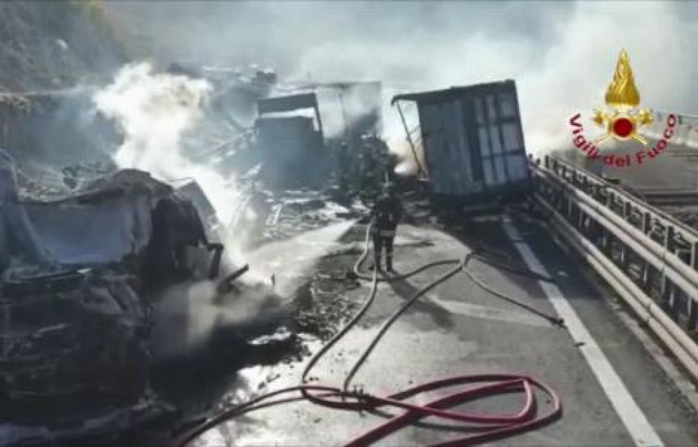 VIDEO. UPDATE. În accidentul din Italia, unde au ars trei camioane, sunt doi șoferi români răniți