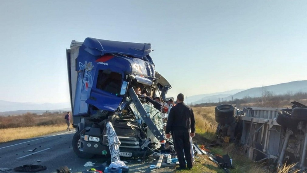 VIDEO Un mort și trei răniți după un accident cu patru camioane
