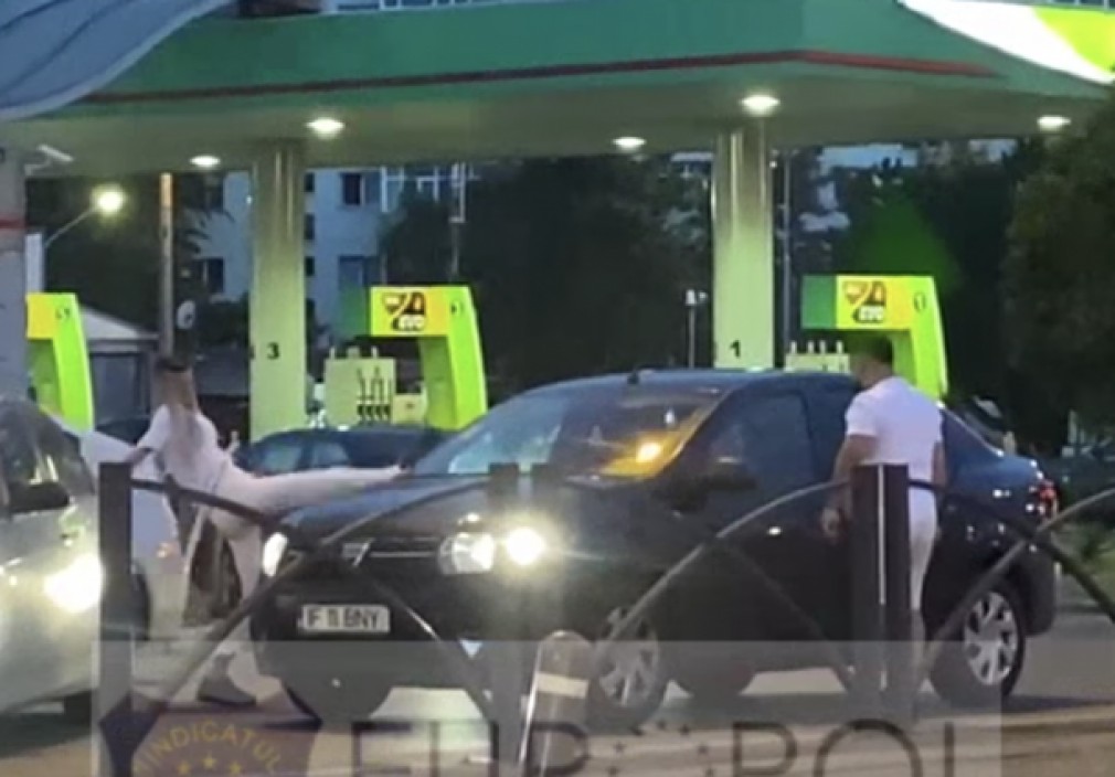 VIDEO Bătaie în traficul din București. I-a lovit mașina cu o bâtă de golf