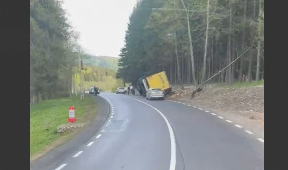 Un camion s-a răsturnat la Pârâul Rece