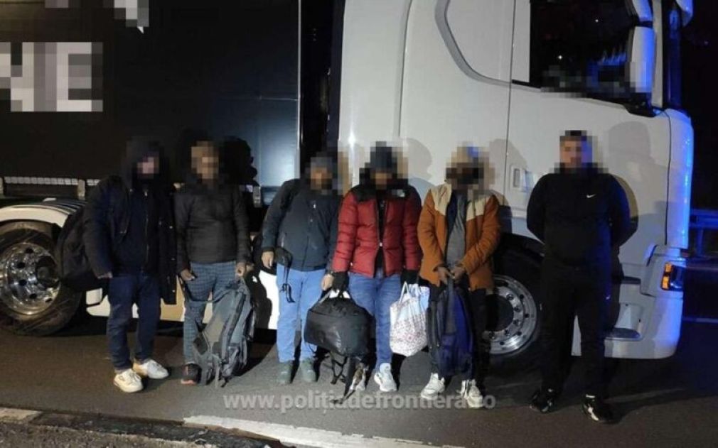 Migranți, găsiți ascunși în camion