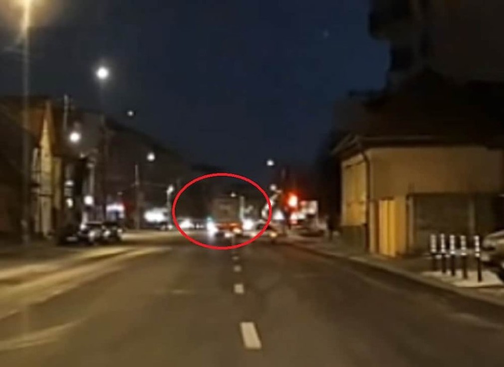 VIDEO Un șofer a intrat în intersecție pe roșu. Credea că nimeni nu îl vede