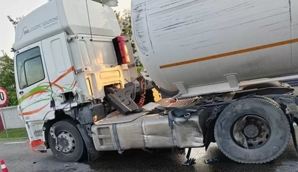 Accident între o cisternă și un camion