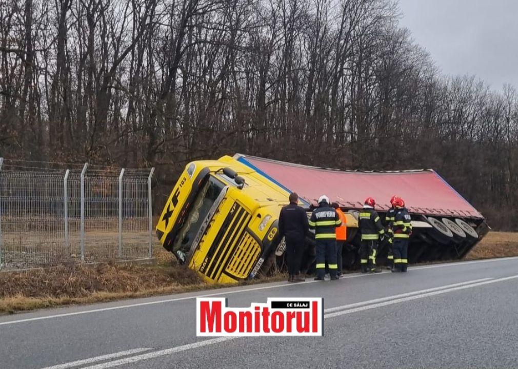 Un camion a ajuns într-un șanț