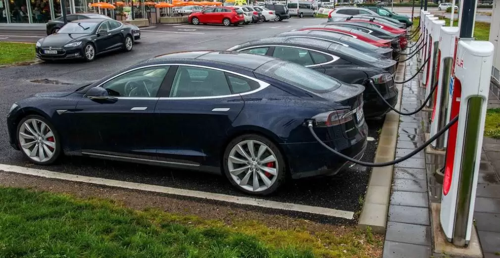 Prima țară care spune NU CAMIOANELOR și vehiculelor ușoare alimentate ELECTRIC