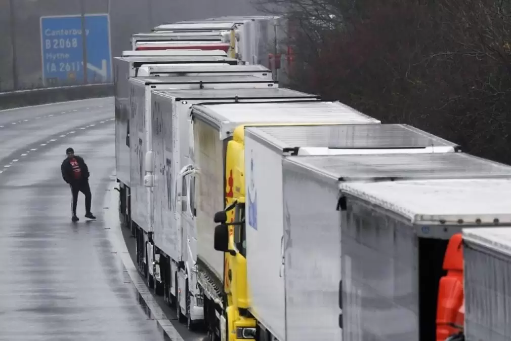 Șofer de camion, concediat pentru că a refuzat să poarte mască în cabină