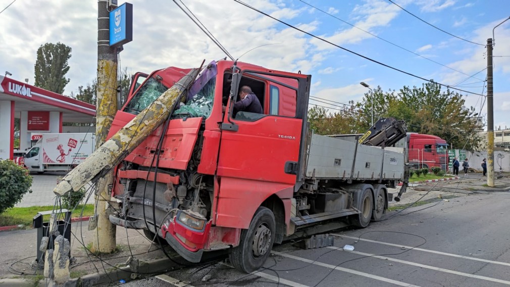 Un camion a doborât un stâlp