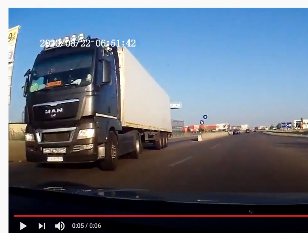 VIDEO. Un participant la trafic acuză un șofer de camion că nu i-a dat prioritate și era să îl omoare