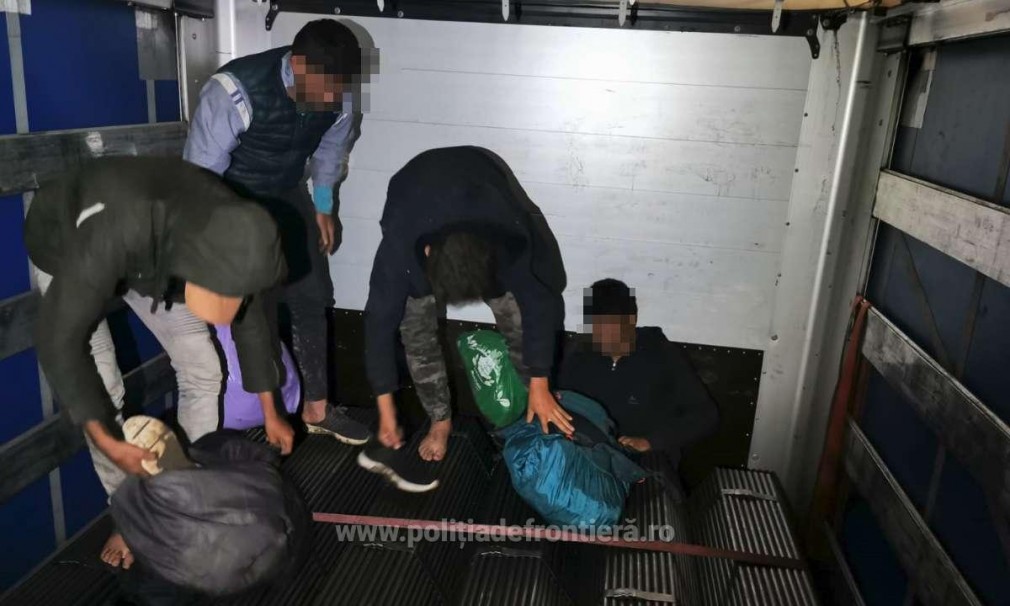 Șase afgani au încercat să treacă ilegal frontiera ascunși într-un camion printre țevi
