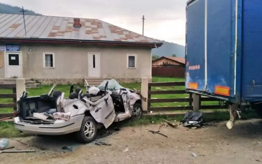 Patru tineri au murit sub un CAMION