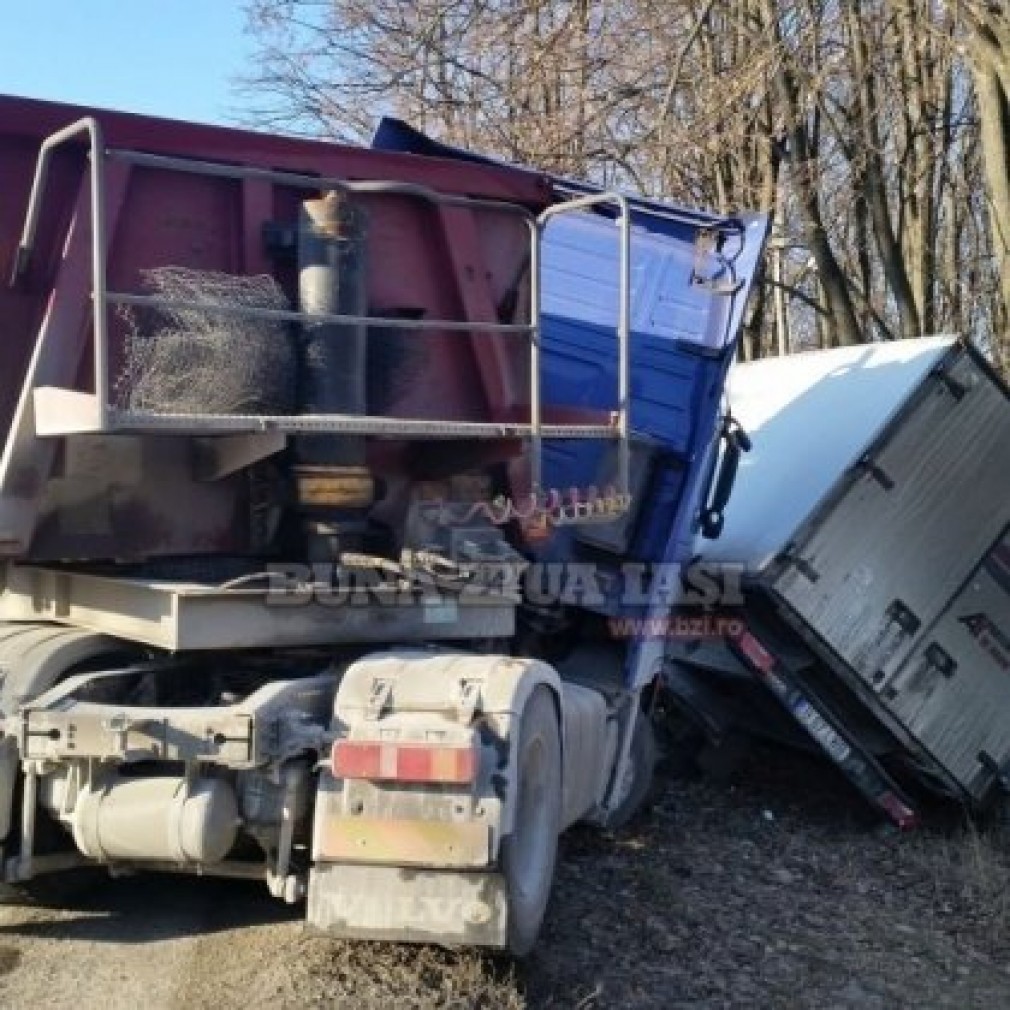 Un camion cu cereale s-a răsturnat la Iași