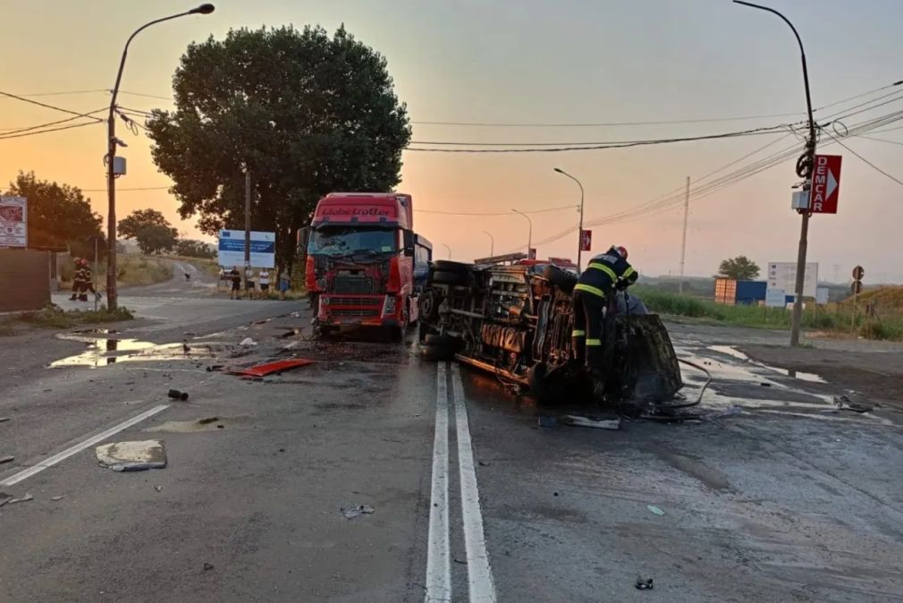 Accident rutier grav. Un microbuz a luat foc după ce s-a ciocnit cu un camion