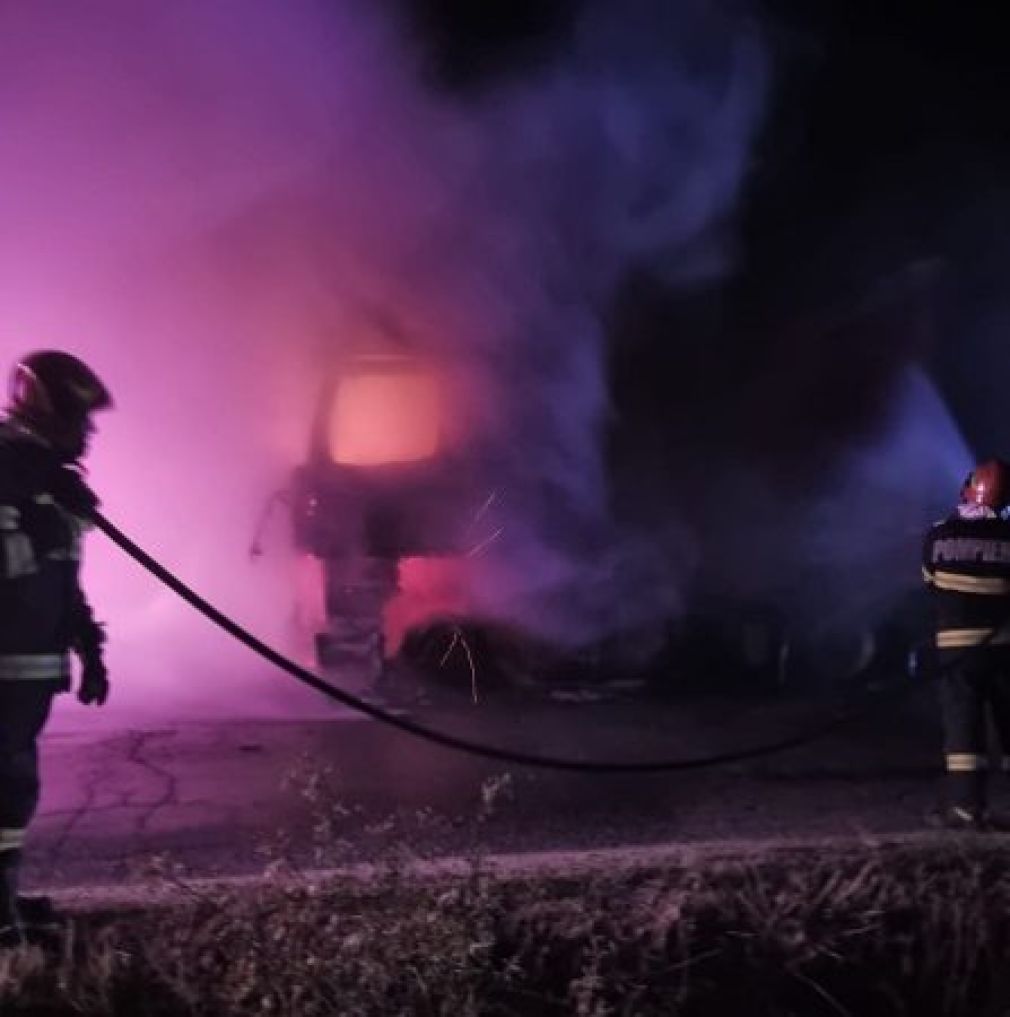 Camion, distrus complet în incendiu