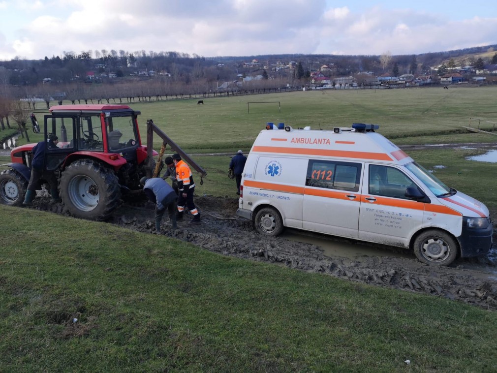 Ambulanță, care transporta o bolnavă COVID, remorcată cu tractorul