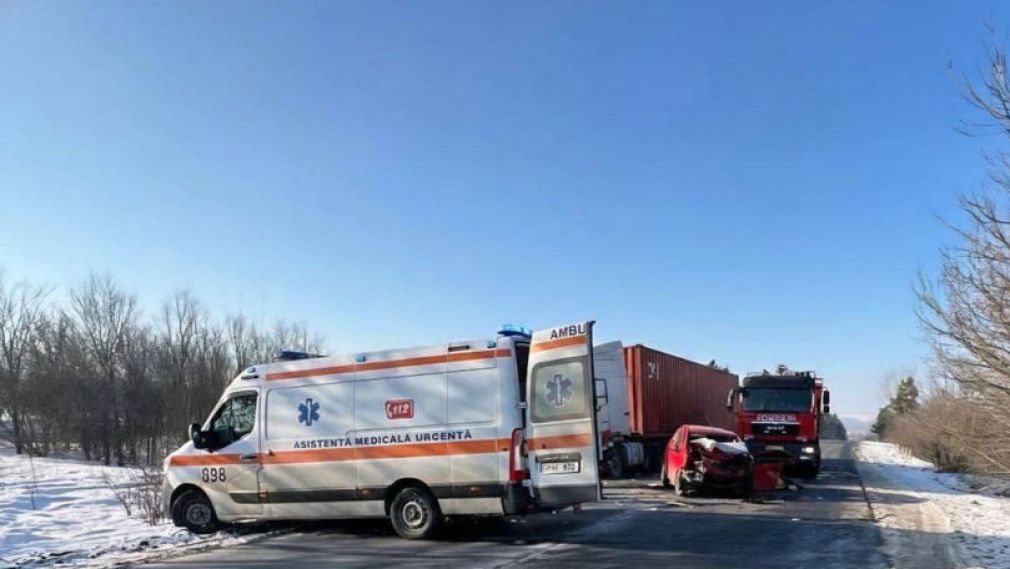 O femeie a murit la impactul cu un camion