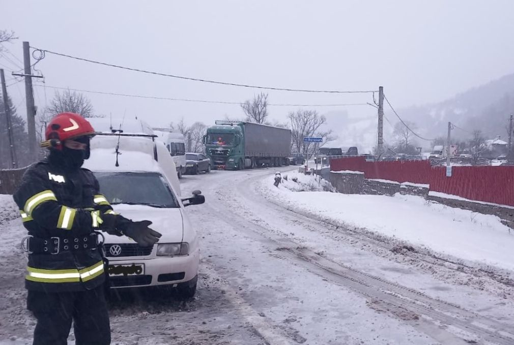 Camion implicat într-un accident. Trafic blocat din cauza firelor electrice căzute pe carosabil