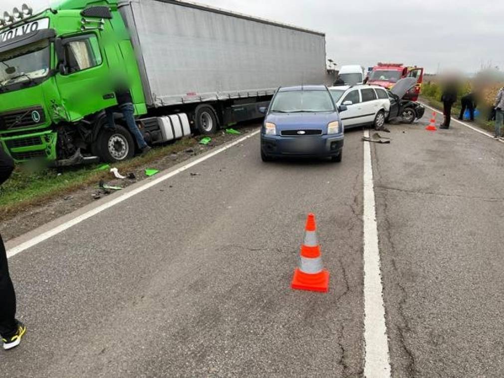 Suceava. Carambol cu un camion şi trei autoturisme pe E58