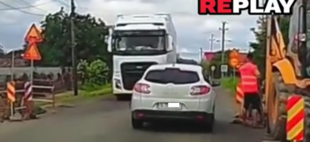 VIDEO. Coliziunea dintre un camion și un autoturism, evitată de sângele rece al șoferilor