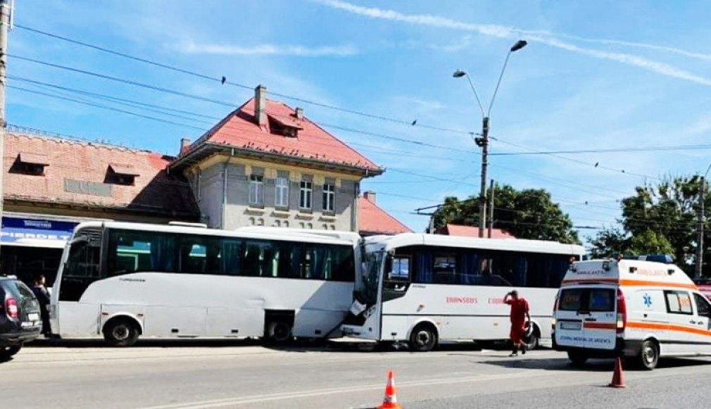 10 victime după ce două microbuze s-au ciocnit la Gara Obor