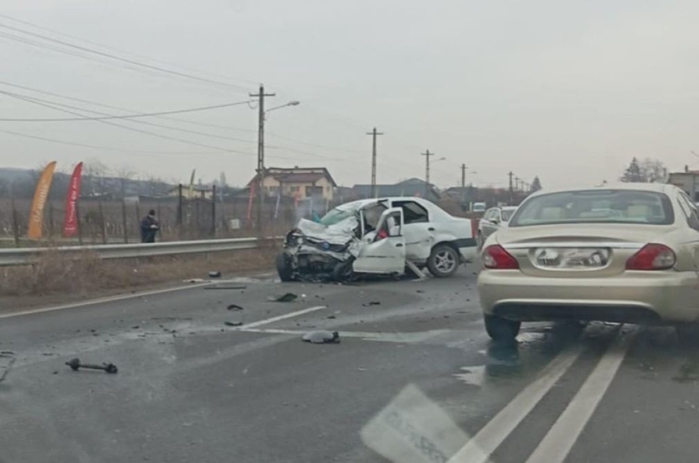 Accident cu un camion, autoturism și un microbuz. O persoană a murit