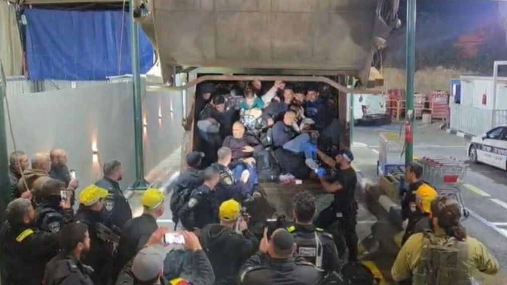 VIDEO 60 palestinieni au fost prinși că se ascundeau într-un camion de gunoi