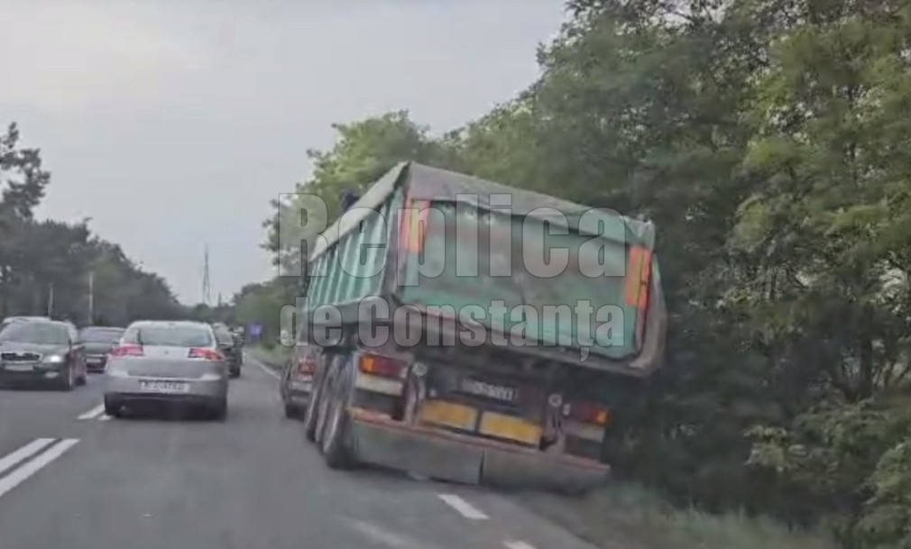 VIDEO. Un camion care mergea spre mare a ajuns în șanț