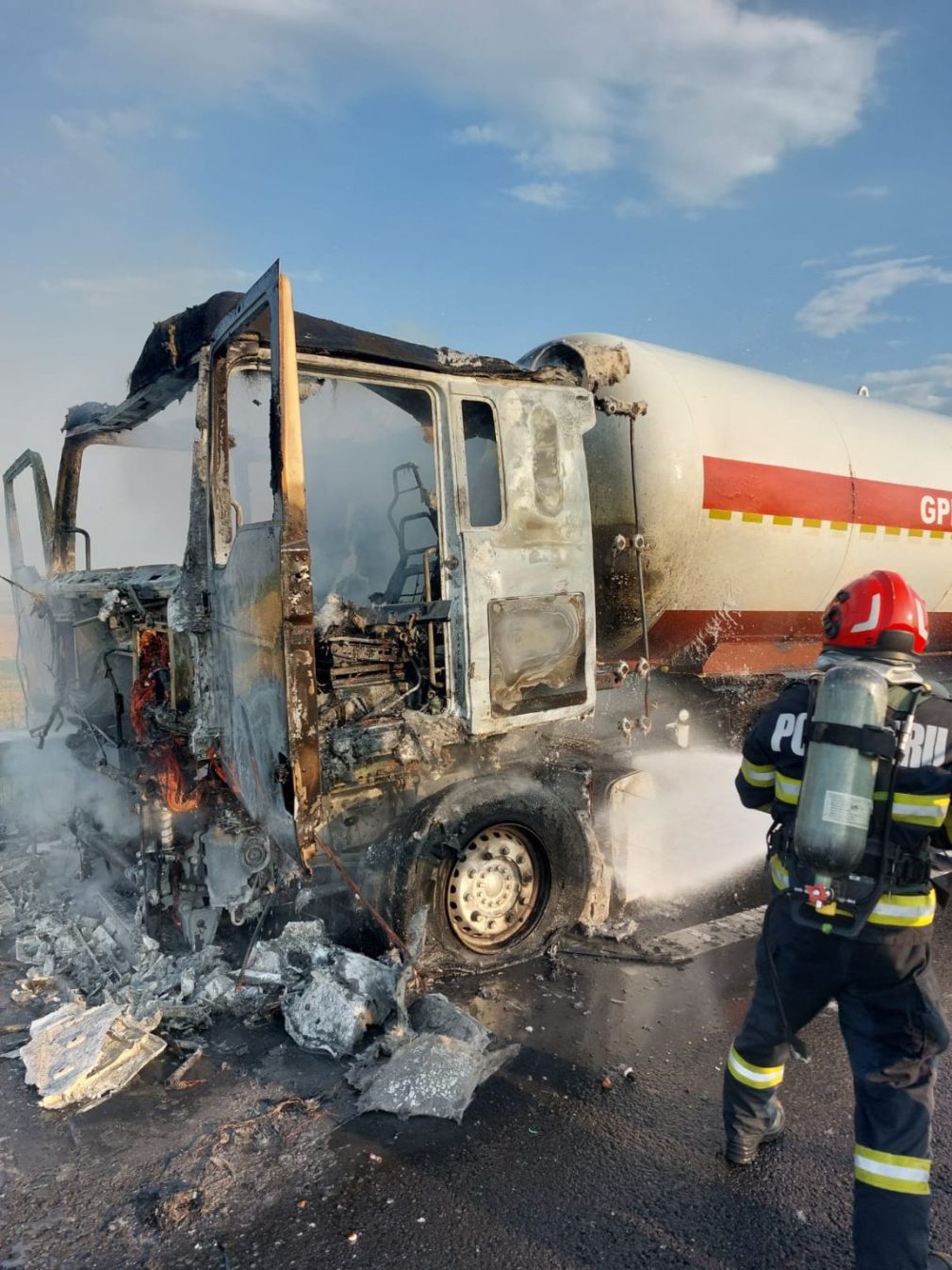 Trafic oprit pe autostradă după ce o cisternă a luat foc