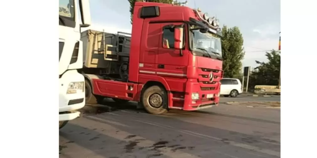 Femeie, prinsă sub camion. Mascații au intervenit pentru ca familia să nu plece cu trupul victimei