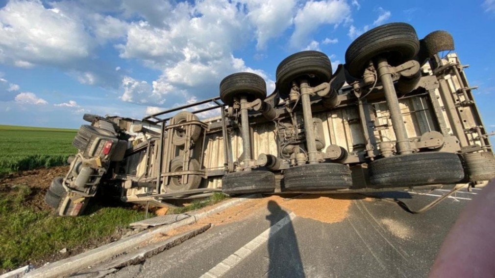 VIDEO. Ciocnire violentă între un camion cu cereale și un autoturism: 3 victime