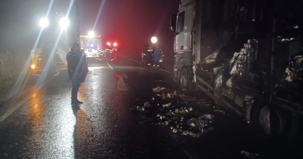 Un camion a luat foc în mers la intrarea în Avrig