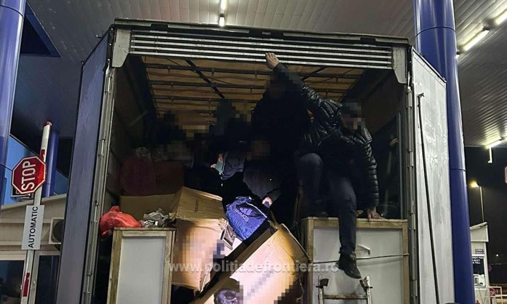 26 de migranți au fost depistați, ascunși într-un camion înmatriculat în Turcia