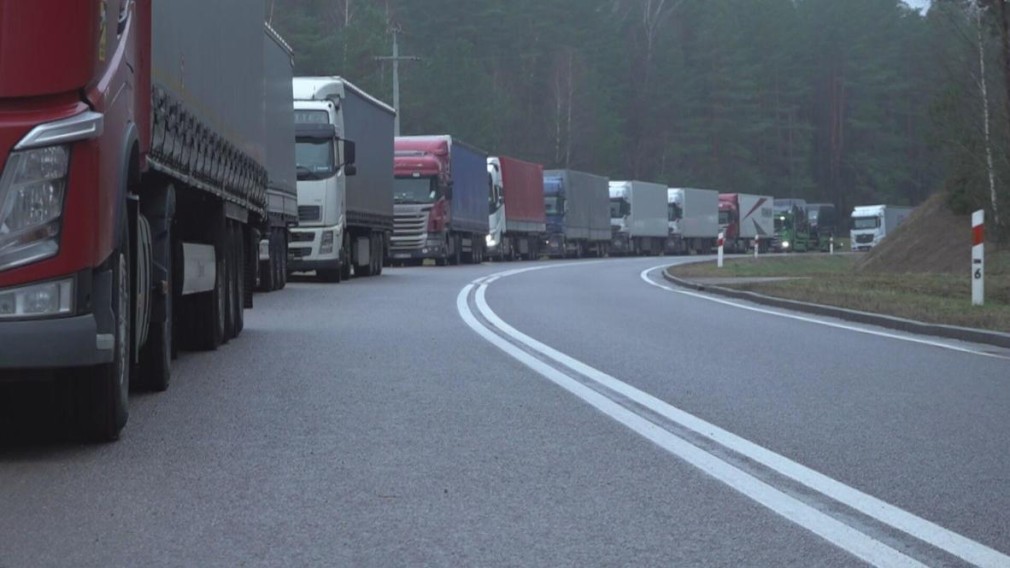 Coloană de 10 kilometri a camioane aşteaptă să iasă din ţară pe la Siret