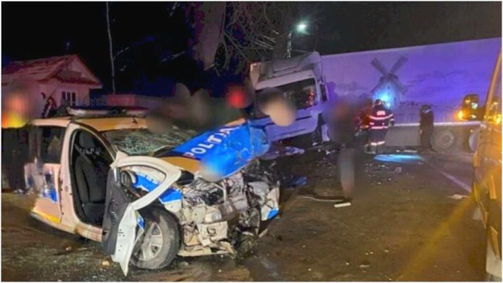 Mașină de poliție făcută praf de un camion