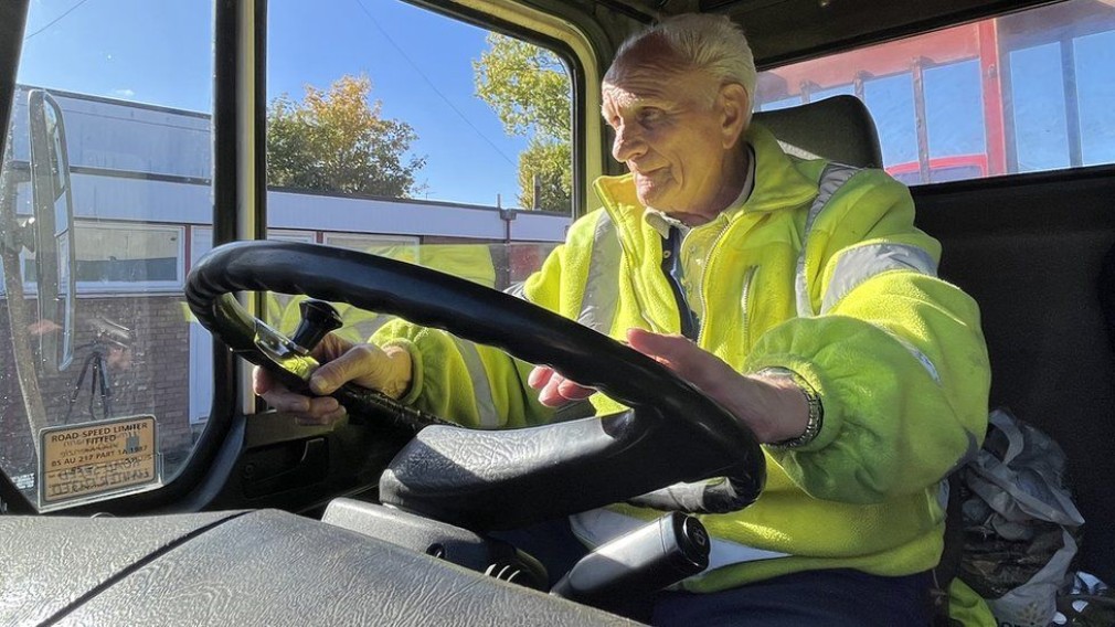 Șofer de camion de 90 de ani și-a reînnoit licența. Nu mă pensionez
