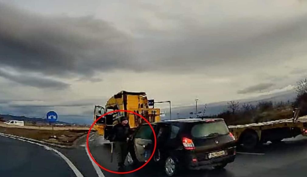 VIDEO. Un șofer de camion a amenințat un alt șofer cu o bâtă