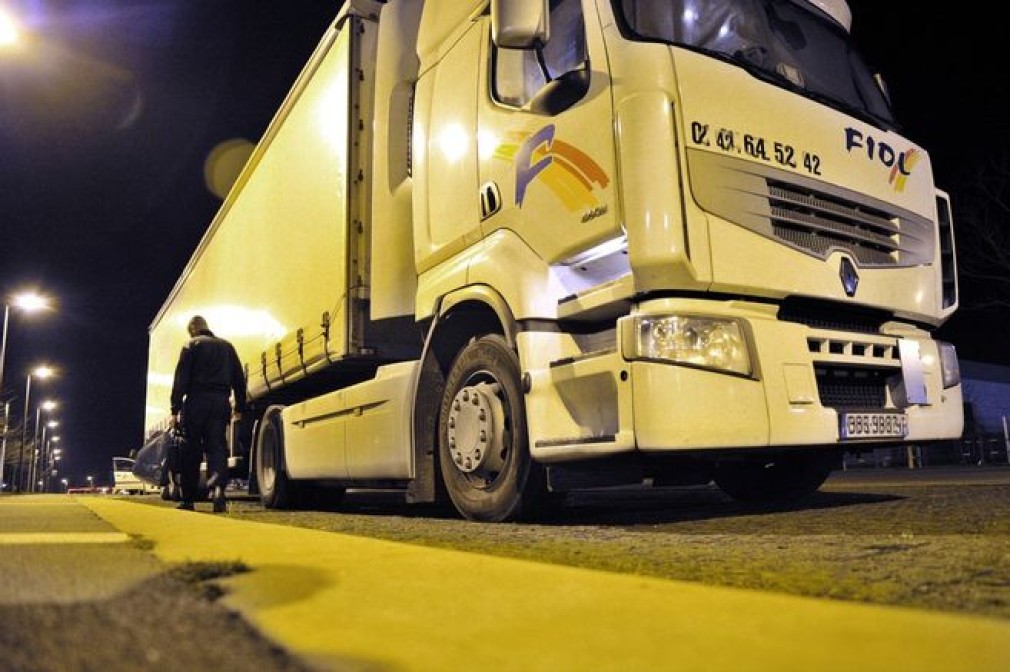 Șoferi români prinși furând 2.000 litri de motorină. Ascundeau prada în propriile camioane