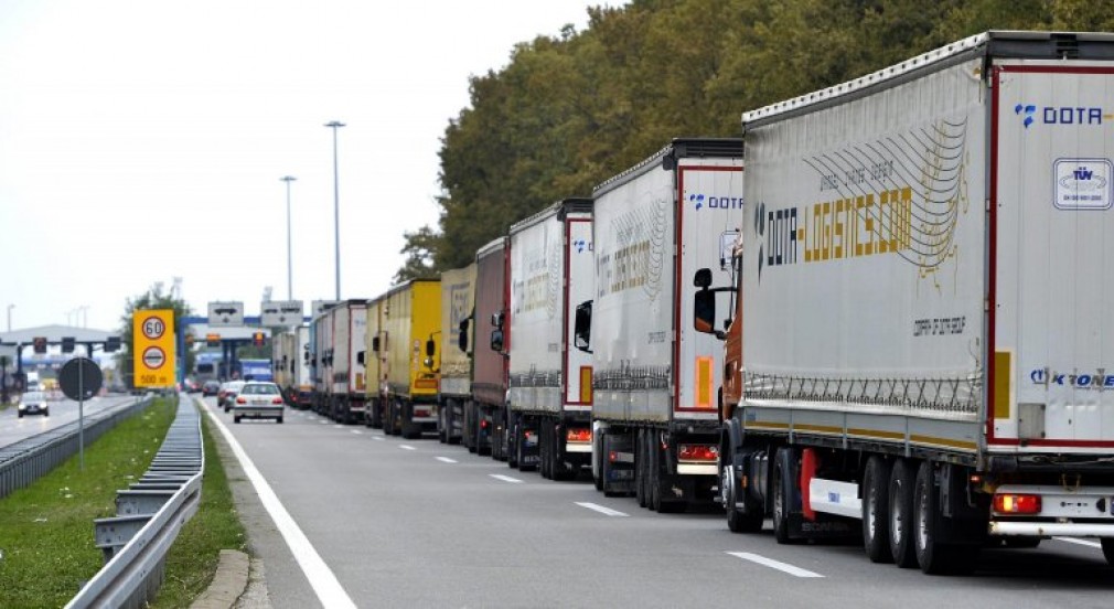 MAE: Transportatorii români blocaţi la graniţa Italiei cu Slovenia au început să tranziteze teritoriul sloven