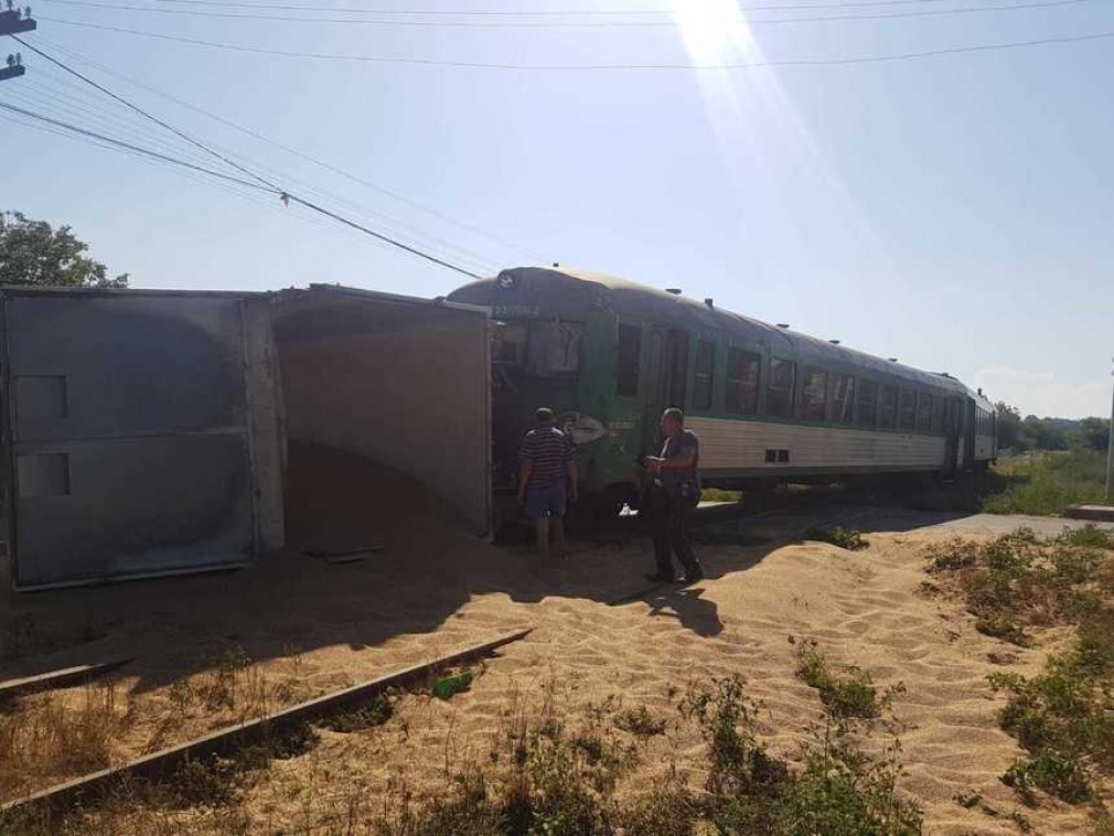 Un tren a deraiat după ce a lovit un  CAMION