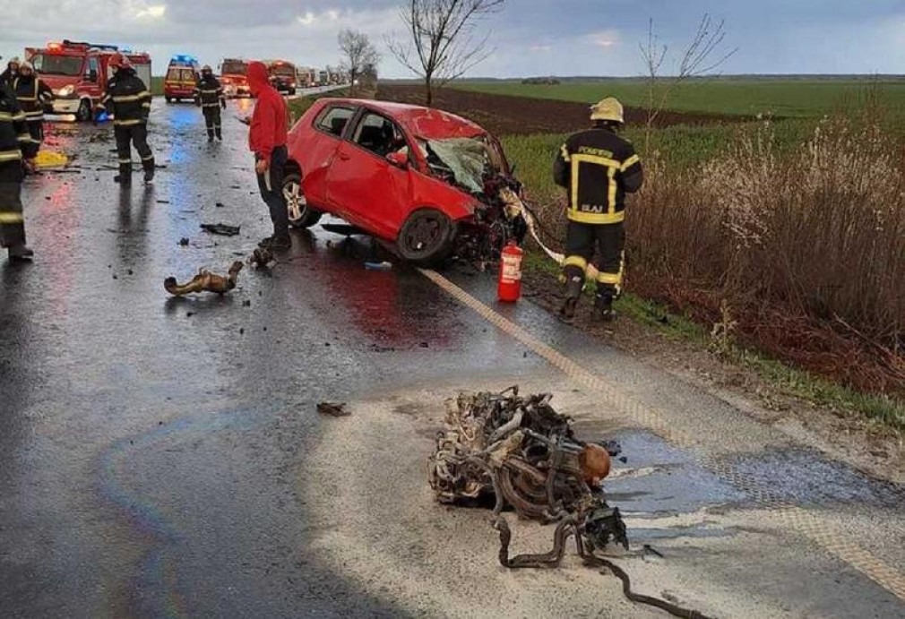 Șoferul și motorul au zburat câțiva metri la impactul cu un camion