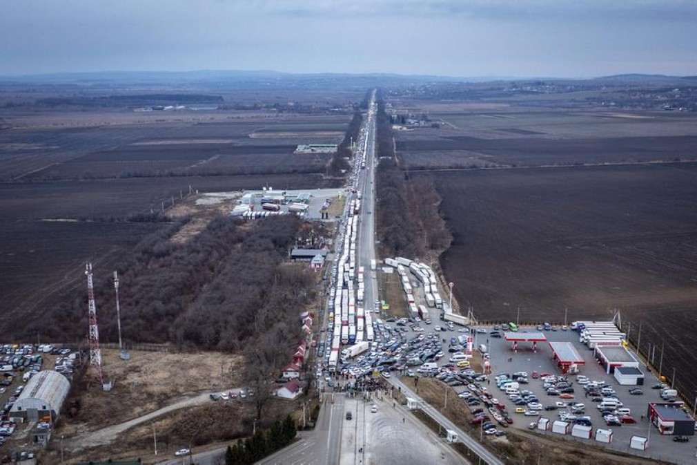 Coadă de 20 kilometri de camioane din Ucraina, în Vama Siret, deși se lucrează la maximum