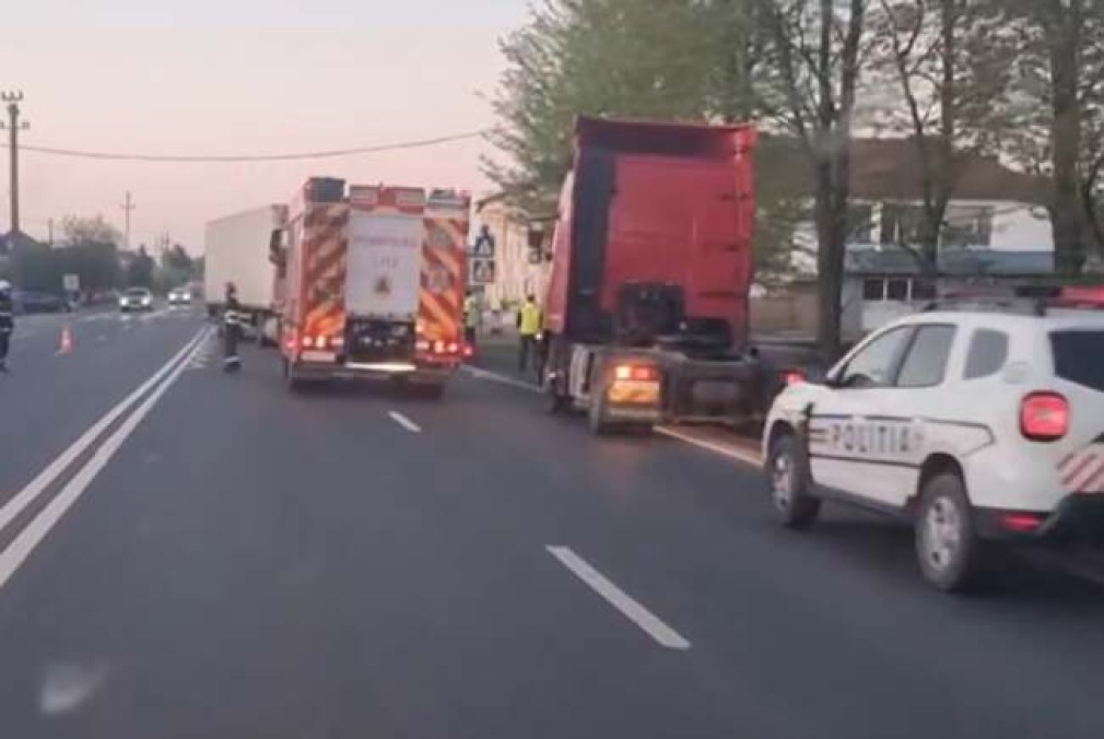 VIDEO. Timiș. Un șofer beat a ajuns la spital după ce a intrat cu mașina într-un camion