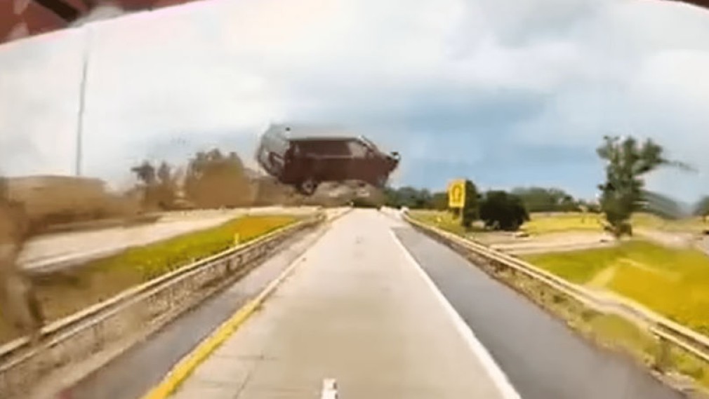 VIDEO. Un mini-camion și-a luat zborul pe o autostradă. Care a fost motivul?