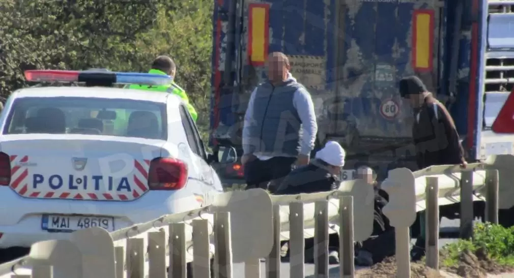 VIDEO Bărbat, acroșat de camion. Trecea prin loc nepermis