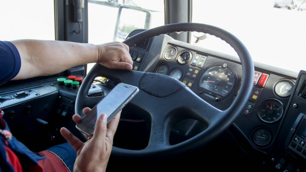 20.000 euro amendă pentru un șofer de camion care a manipulat tahograful și vorbea la mobil