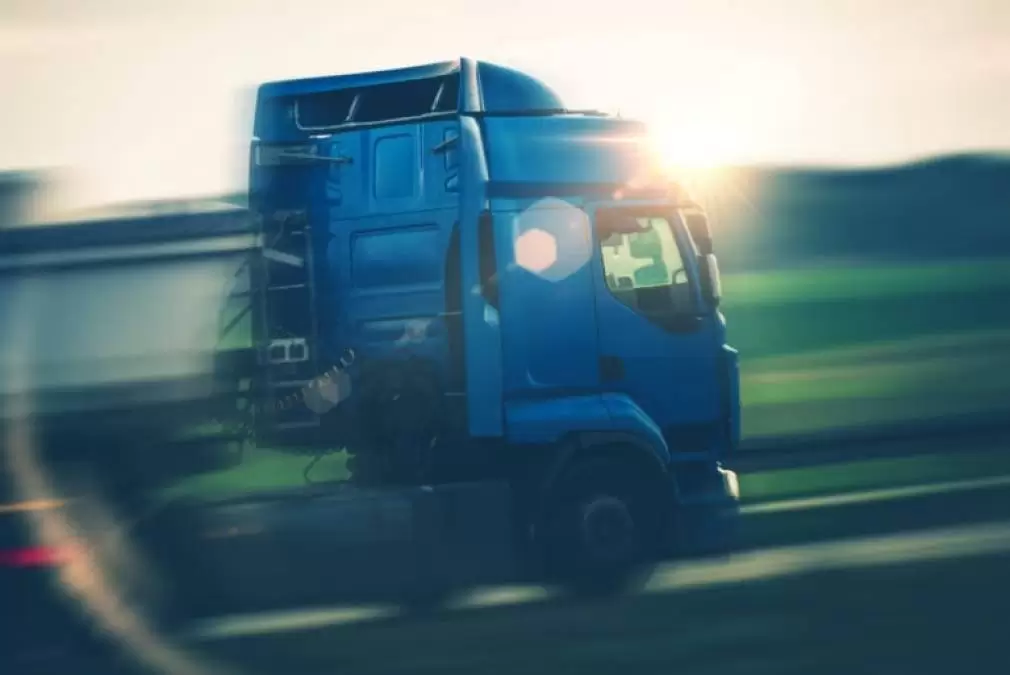 Șofer de camion depistat băut la volan. Are 76 de ani