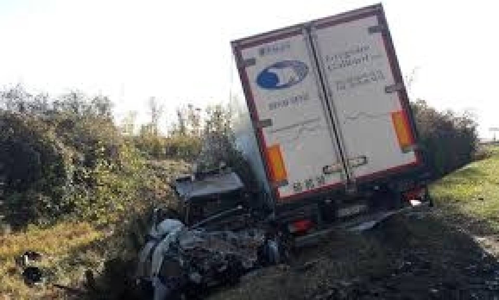 VIDEO. Camion cu motorină răsturnat pe carosabil